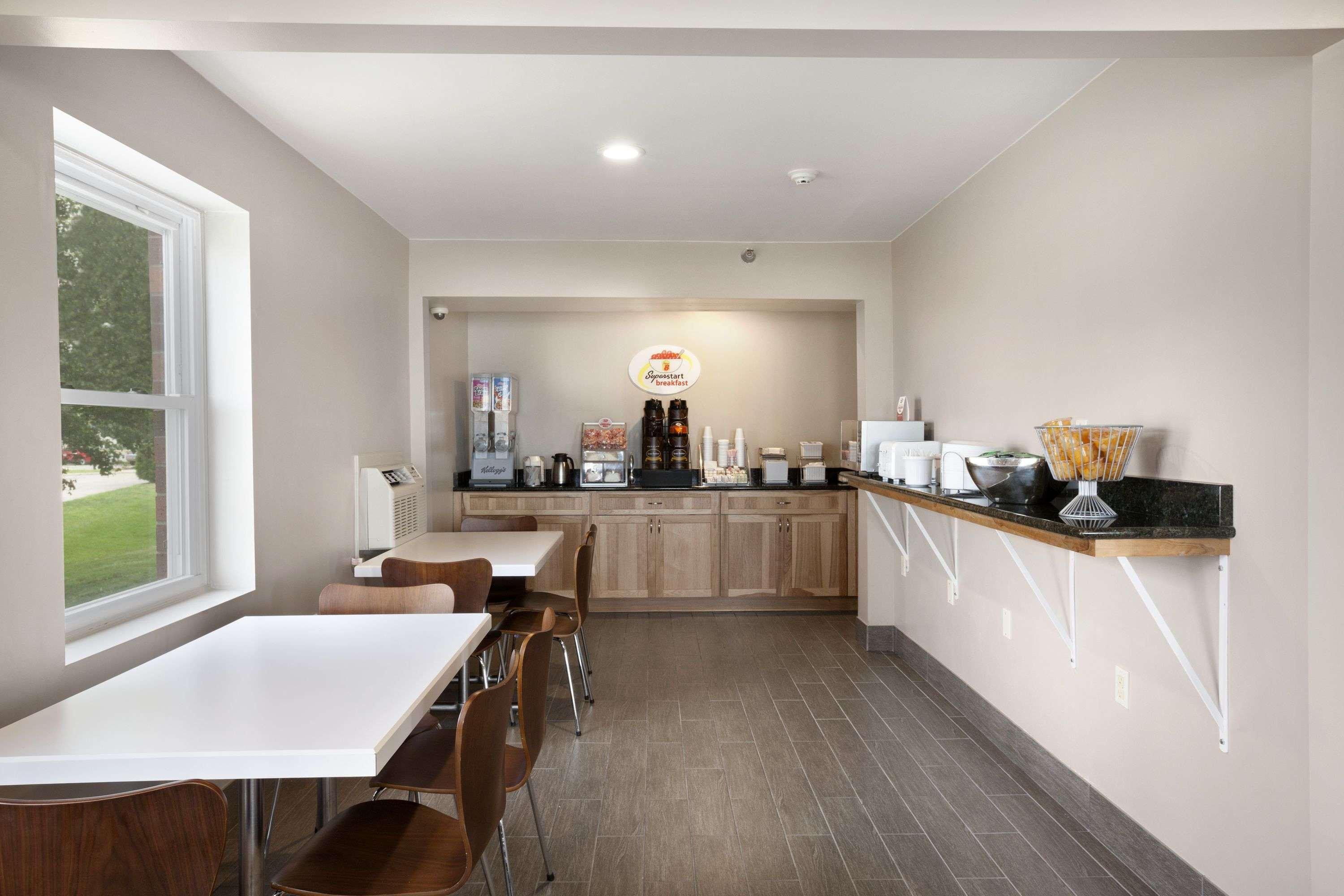 Super 8 By Wyndham Hotel